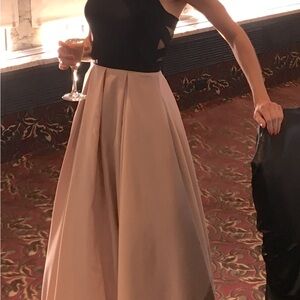 Beautiful stunning Dress! Good for any occasion, elegant and classic!